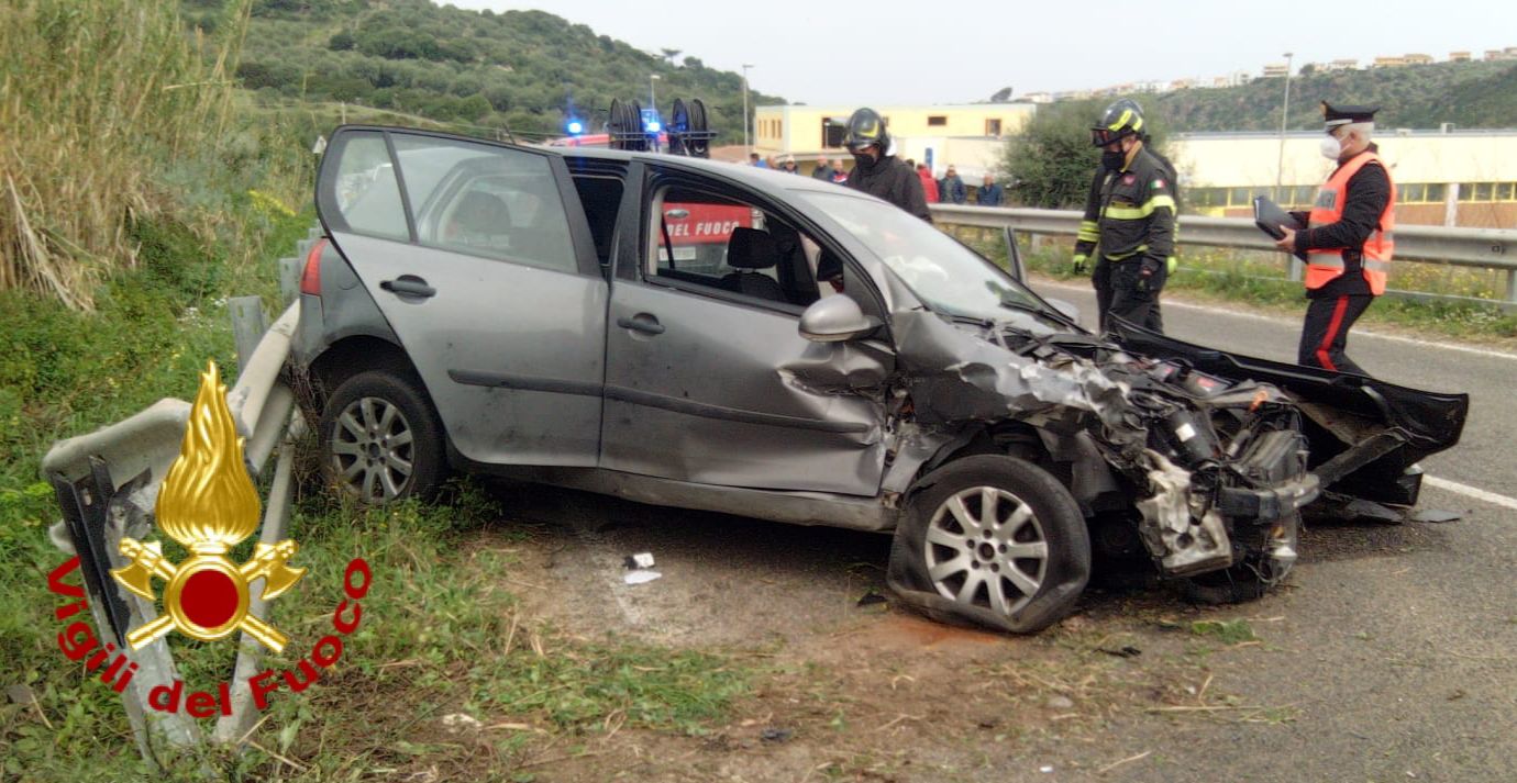 Sardegna, Auto Sbanda E Si Schianta Contro Il Guard Rail | Cagliari ...