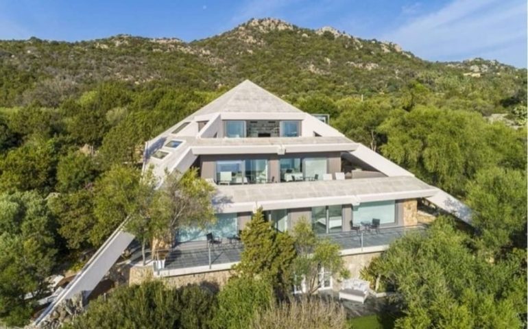 In Sardegna c’è una lussuosissima villa a forma di piramide immersa nel verde: ecco dove