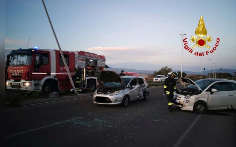 Cagliari, violento scontro fra due auto al Poetto: due persone ferite all’ospedale, una è grave