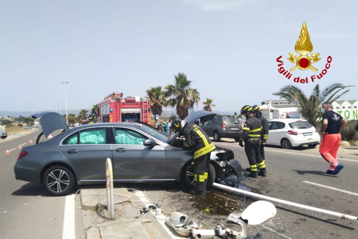 Quartu, Schianto Di Un'auto Contro Un Lampione | Cagliari - Vistanet