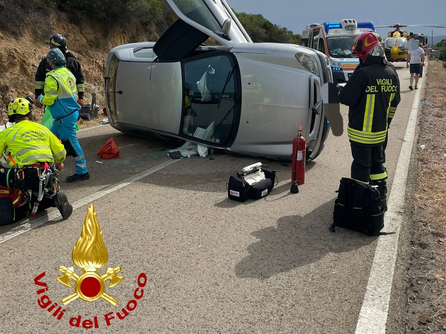 Donna di 31 anni si ribalta con l'auto: soccorsa in codice rosso