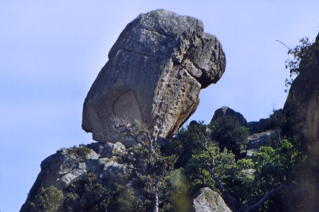Alla scoperta di “Sa rocca incuaddigada”, un gigantesco masso che sembra in perenne equilibrio precario