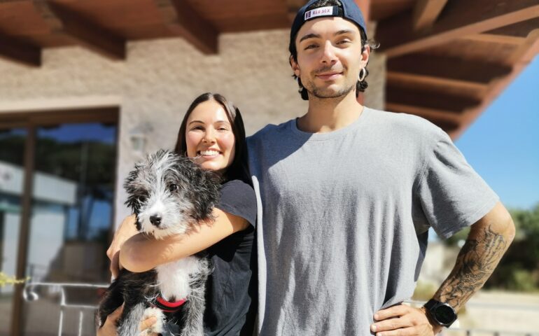 Sono arrivati in Sardegna dal Veneto per adottare il piccolo Gino: la bellissima adozione di un cucciolo sardo