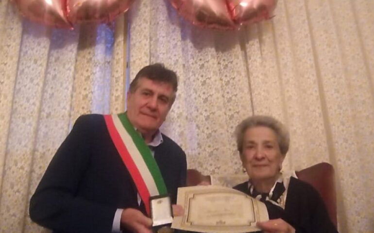 Compie 100 anni la signora Angelina Pala: ancora oggi ricama e cucina pranzi alla sua bella famiglia