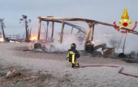 Un incendio devasta il Tagoo Beach Club: intervento dei Vigili del Fuoco a Quartu