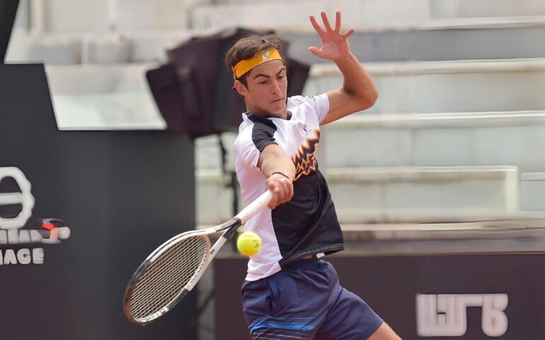 Il tennista sardo Lorenzo Carboni strabilia al Roland Garros Junior: batte il n°1 di categoria e va in semifinale