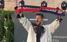 Alessandro Cattelan a Cagliari: l’amore per il Cagliari Calcio e un nuovo libro ambientato in Sardegna