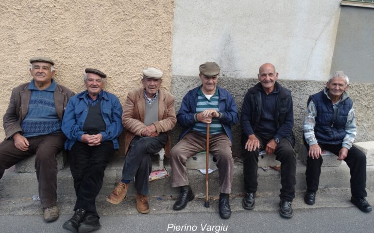 anziani sul muretto a orroli