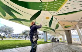 Giorgio Casu firma un nuovo capolavoro: Giorgio Casu al lavoro all’aeroporto di Cagliaridi Cagliari nasce la Galleria degli Ulivi