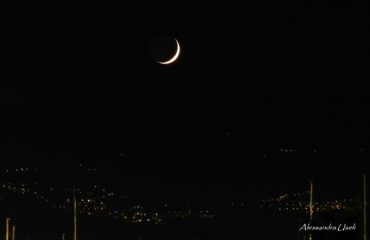Lo scatto di oggi, opera di Alessandra Useli, ritrae il tramonto della luna dietro ai monti ogliastrini visto da Arbatax.