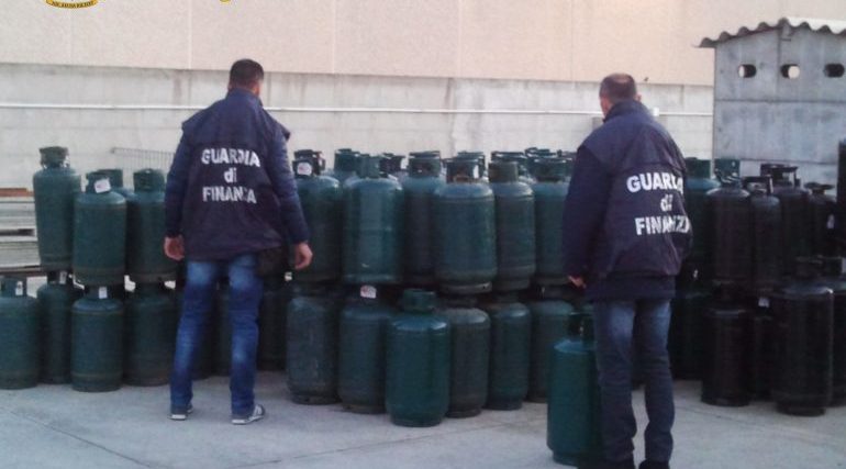 Sarroch. Maxi sequestro di bombole di gas senza certificato di sicurezza della Guardia di Finanza