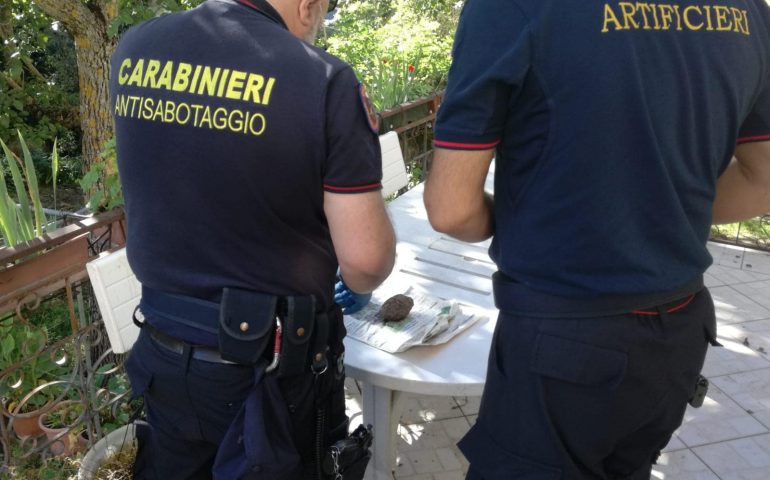 Sadali, trova una bomba a mano mentre fa giardinaggio. Gli Artificieri mettono in sicurezza la zona