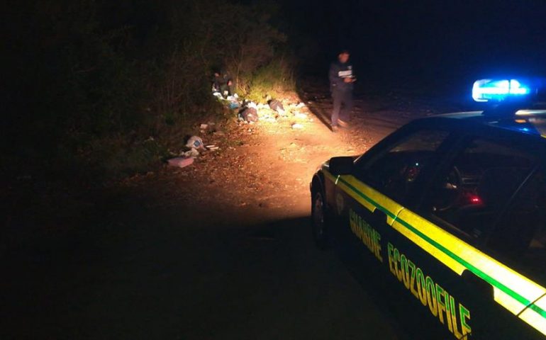 Cartoline di inciviltà ogliastrine. Rifiuti abbandonati nella spiaggia di Cea