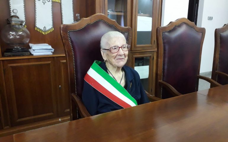 La 106enne Emanuela, festeggiata in Comune, indossa la fascia tricolore: «Ora comando io, tolgo le tasse»