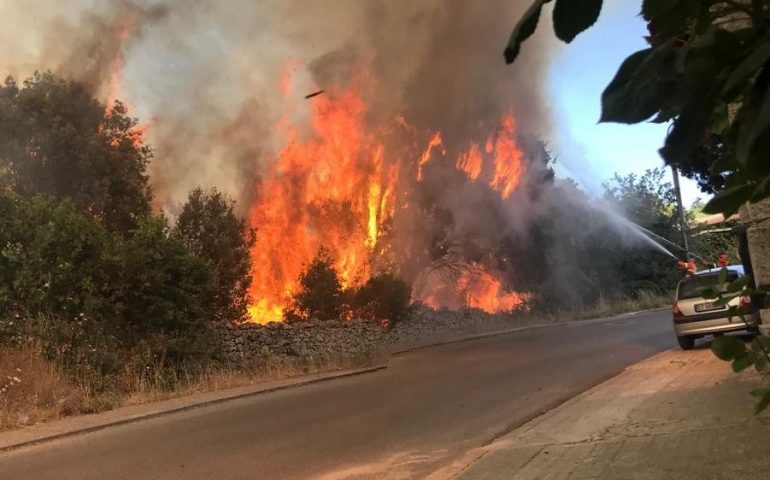 Ieri giornata di incendi: la Sardegna brucia in due punti. Elicotteri al lavoro tutto il giorno