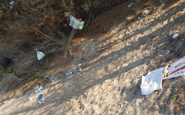 Cartoline di inciviltà da Orrì: rifiuti di ogni tipo abbandonati nelle spiagge
