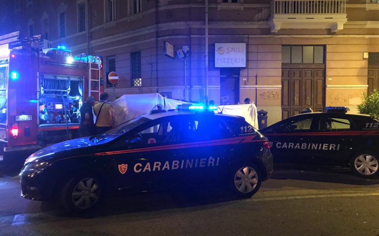 In fuga dai carabinieri si schianta contro il muro di un palazzo: muore un pregiudicato di 42 anni