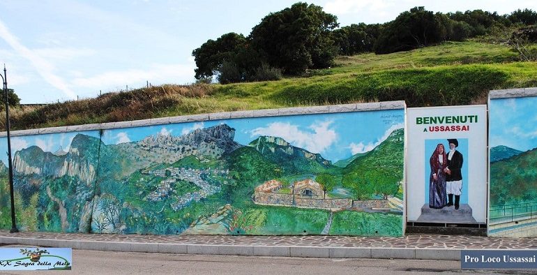 La fotonotizia. Nuova opera d’arte: il murale di Antonio Aregoni che dà il benvenuto a Ussassai
