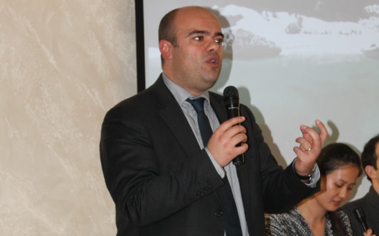 Il sindaco di Lanusei Davide Burchi prende la parola durante un comizio.