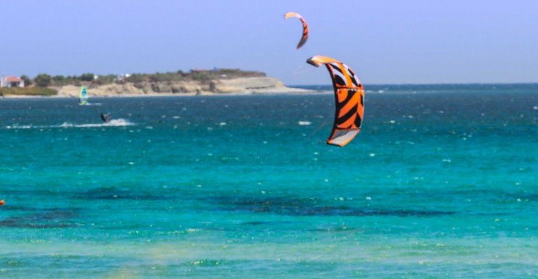 I surfisti sardi scrivono a Solinas: «Il surf è uno dei pochi sport a rischio 0» ma, nella nuova ordinanza, nessuna traccia
