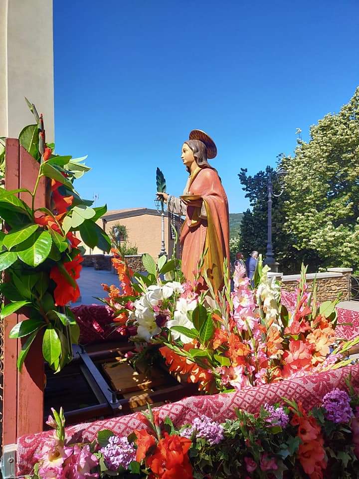 Seui, la statua di Santa Lucia in paese.