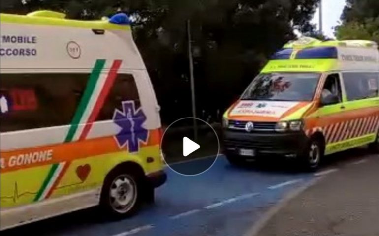 (Video) Nuoro, ambulanze in coda al Pronto soccorso: azionate sirene per protesta