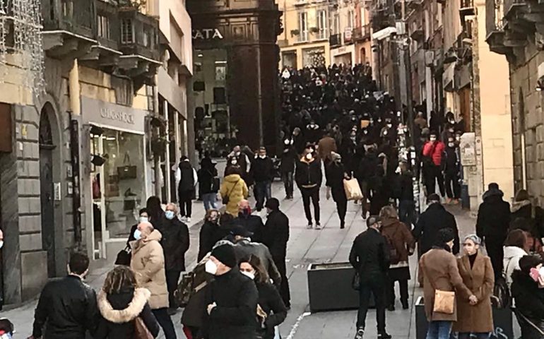(Video) Cagliari, via Manno oggi alle 12: ecco la fiumana di gente nel centro del capoluogo sardo