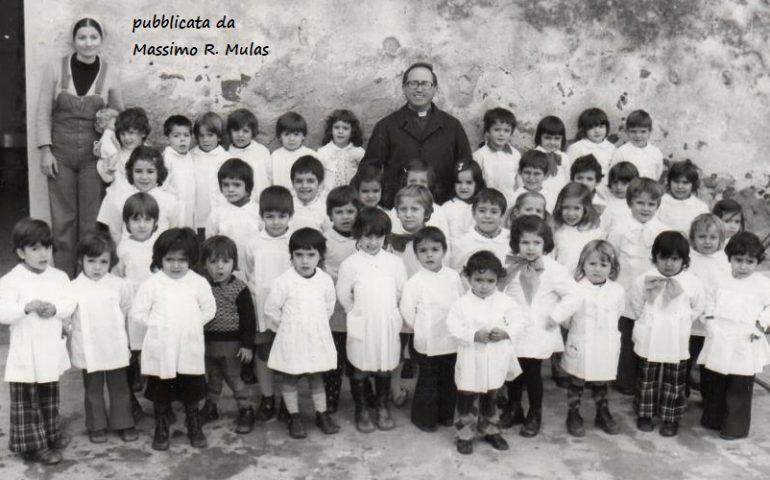 Come eravamo. Tortolì nei primi anni Settanta: Don Mereu con i bambini dell’asilo Monsignor Virgilio