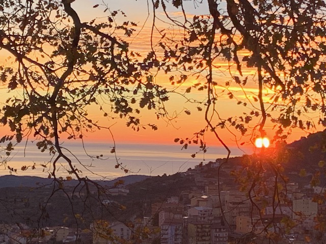 Applausi per il sole che sorge a Cozze all'alba del 1 settembre