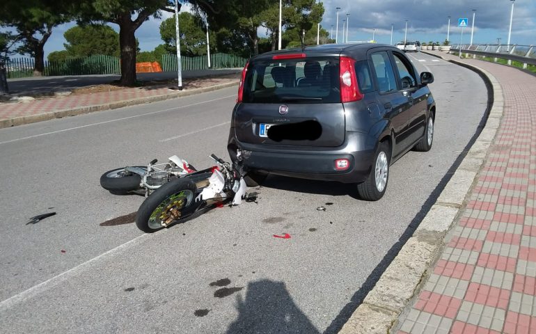 Sardegna, moto contro le auto in sosta: 22enne grave all’ospedale