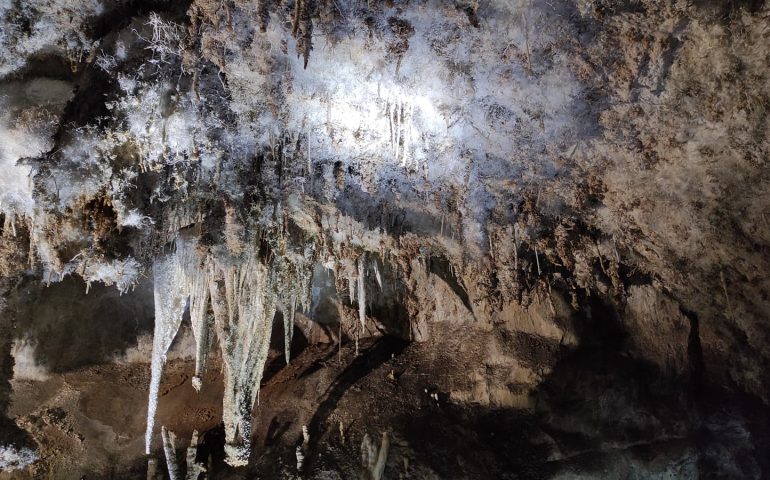 In Sardegna c’è una grotta unica al mondo: al suo interno una sala piena di aragoniti eccentriche
