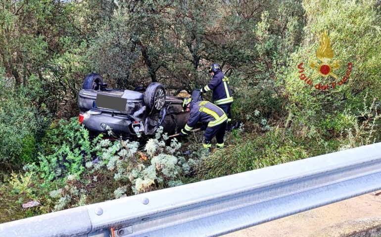 Sardegna, spaventoso incidente: auto esce di strada e si ribalta, due feriti all’ospedale