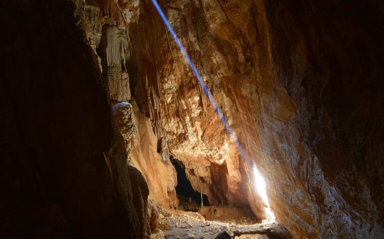 Sa Nurre de su Hoda, l’incredibile grotta illuminata da un raggio di sole (ma solo per pochi giorni l’anno)
