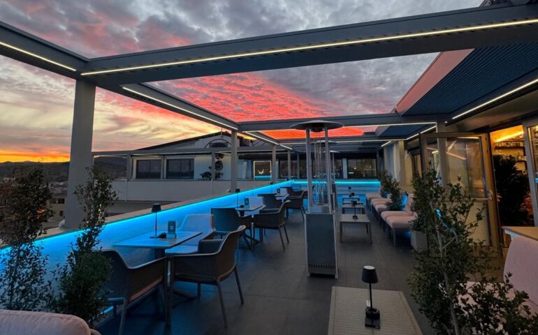 Vista su Tortolì, drink superlativi e atmosfera lounge: il Quarto Piano Rooftop Bar, il cocktail bar con terrazza panoramica