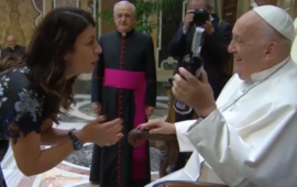 Geppi Cucciari in udienza dal Papa porta in regalo una bottiglia di mirto