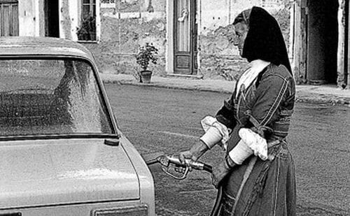 La benzinaia in costume di Desulo, 1974: il meraviglioso scatto del fotografo Mario De Biasi