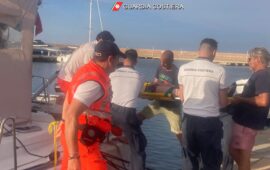 Catamarano si incaglia, passeggero si infortuna: la Guardia Costiera di Arbatax porta in salvo equipaggio e natante