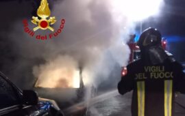 Auto distrutta dalle fiamme nella notte a Nuoro: l’incendio è doloso