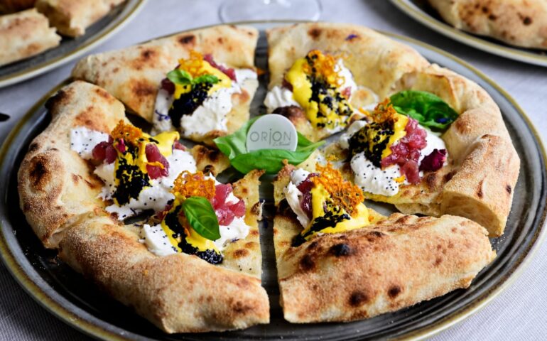 Da Orion La Veranda la vera Regina è la pizza: impasto genuino, materie prime sempre fresche e piatti gourmet