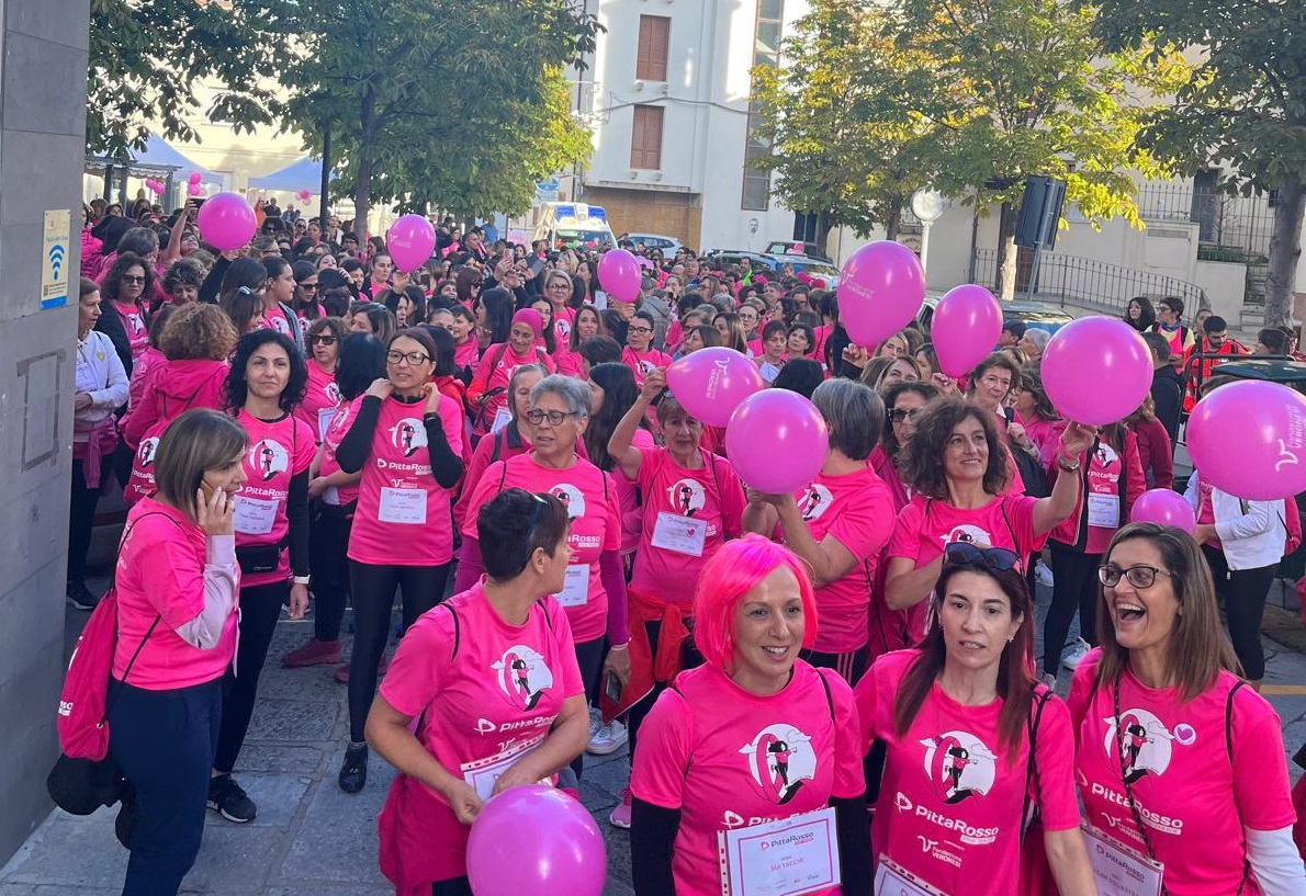 Un fiume rosa invade Lanusei per la “Pittarosso Pink Parade”: oltre 500 donne in marcia per la ricerca sui tumori femminili