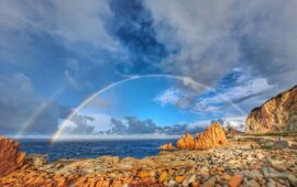 Arbatax: l’arcobaleno incornicia le Rocce Rosse prima della pioggia