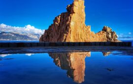 La foto. Le Rocce Rosse che si specchiano come Narciso nell’acqua