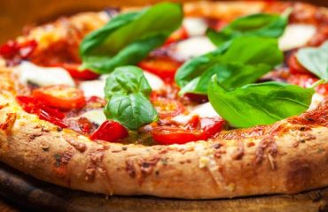 Scuce 900 euro a un cliente per una pizza Margherita frodandolo con il contactless: ristoratore a processo