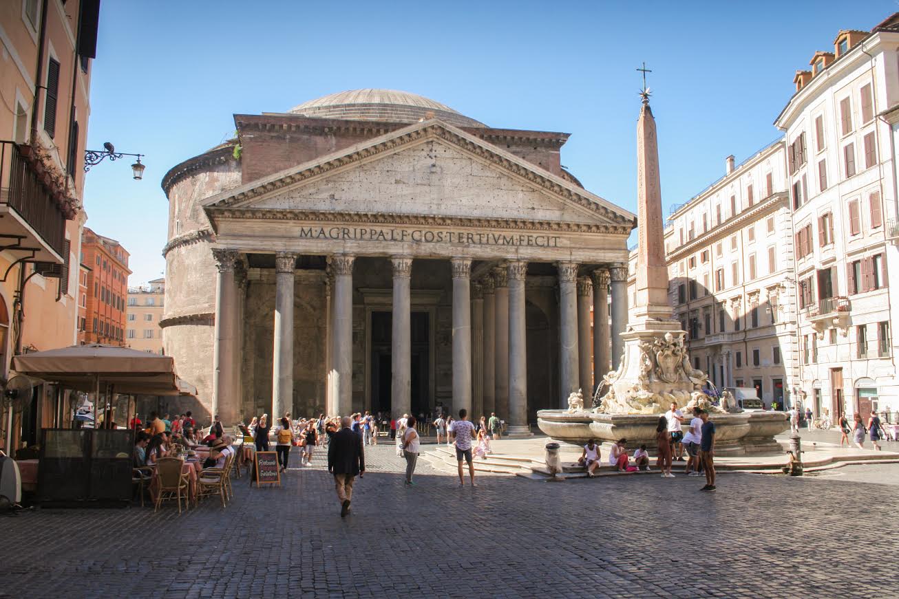 I petali di rosa e la città di Roma