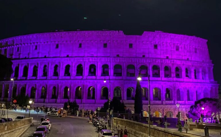 Tumore al seno, il mese della prevenzione illumina di rosa il Colosseo