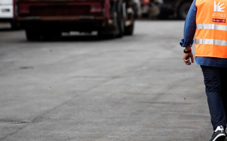 Roma, autista AMA addormentato al semaforo e completamente ubriaco