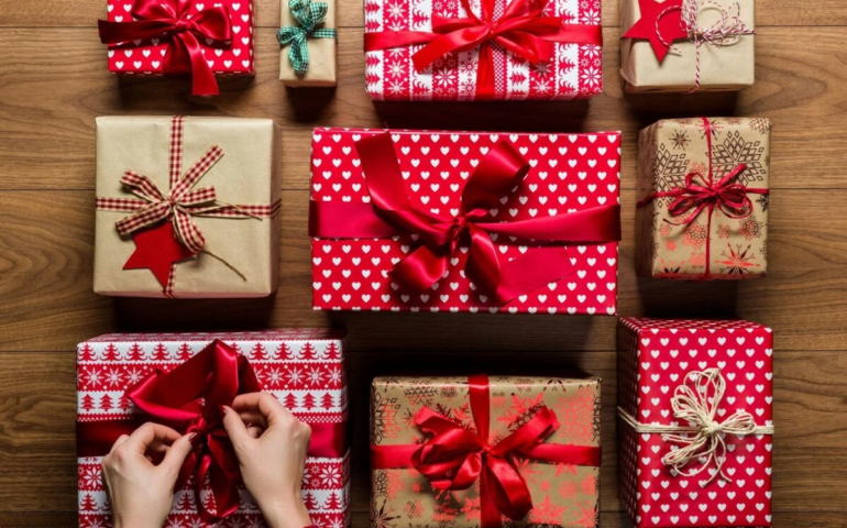 Roma, cento euro come premio per chi ricicla la carta dei pacchi regalo di Natale
