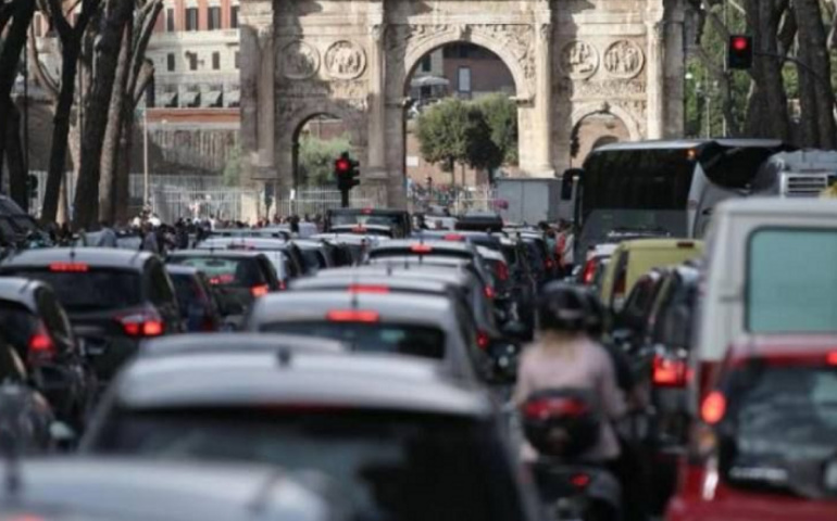 A Roma si passano 107 ore l’anno sulla macchina. Come volume di traffico è peggio del Cairo e Bogotà