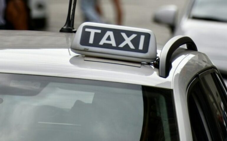 Roma, auto mascherate da taxi senza nessuna licenza: fermati due finti conducenti
