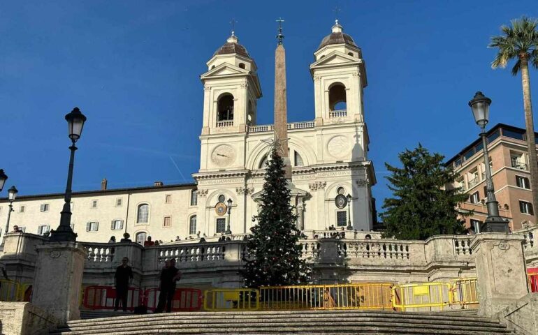 A Roma è quasi estate e in piazza di Spagna spunta un albero di Natale
